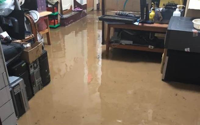 八卦山土石流，山洪灌进民宅。（林世贤提供／吴敏菁彰化传真）