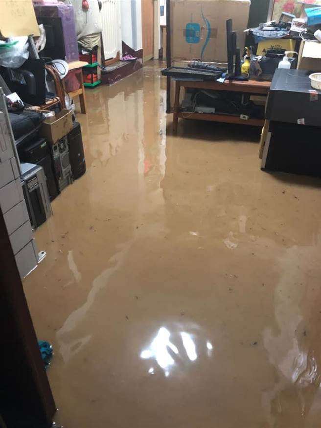 八卦山土石流，山洪灌进民宅。（林世贤提供／吴敏菁彰化传真）