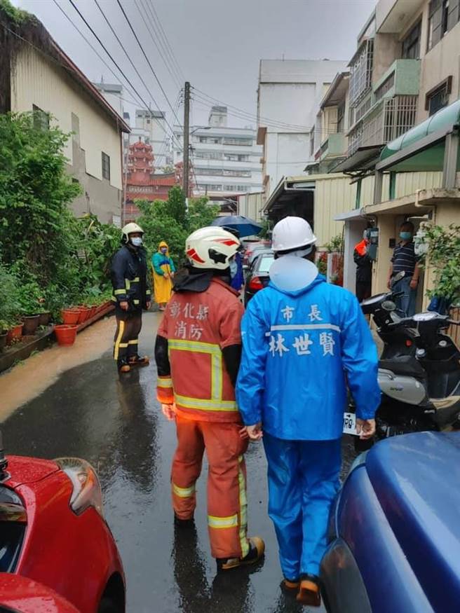 八卦山土石流，山洪灌进民宅。（林世贤提供／吴敏菁彰化传真）