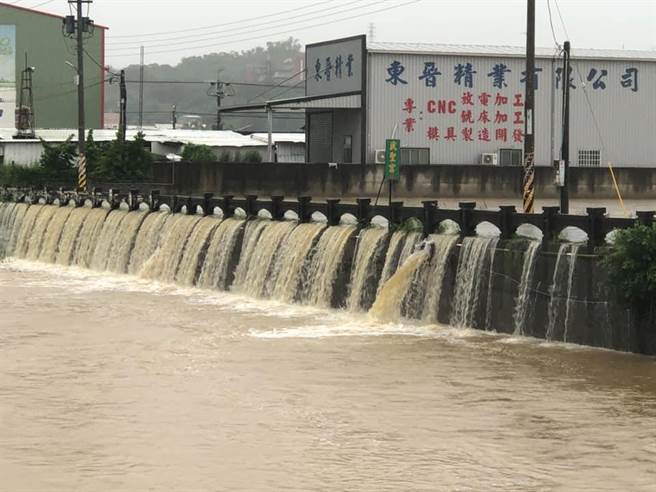 大埔截水沟宣泻成黄水瀑布。（林世贤提供／吴敏菁彰化传真）