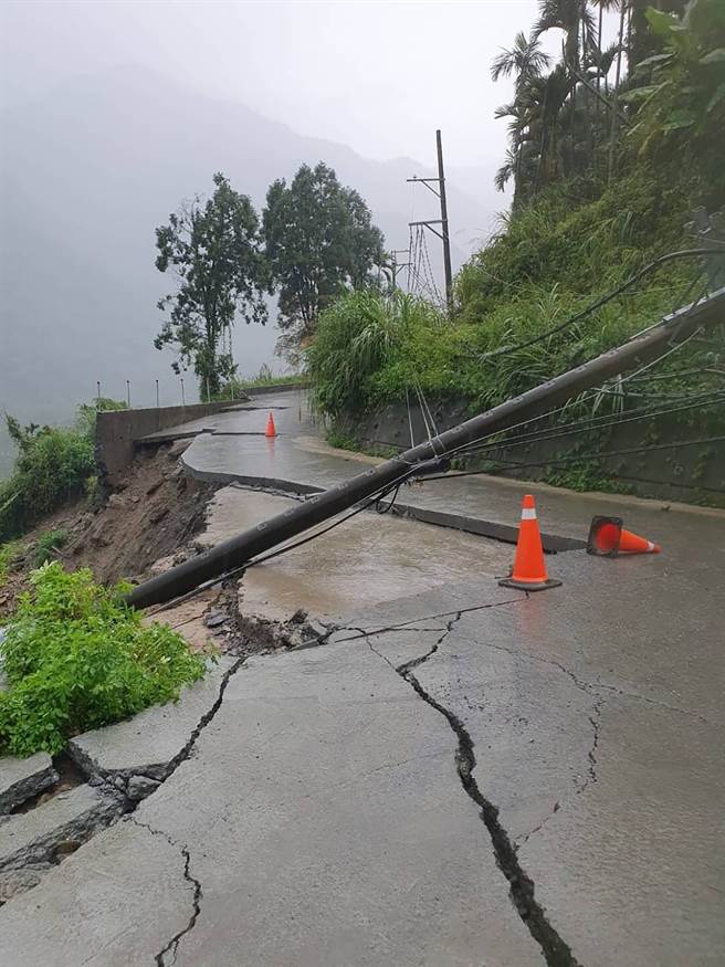 西南氣流影響，嘉義縣山區降大雨，造成竹崎鄉光華村159甲線32K處道路崩塌，暫無法通行。（中央社提供）