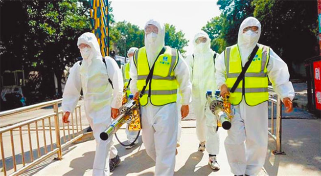 郑州又发现多起疑似新冠病例，许多社区展开消毒作业。（新华社）