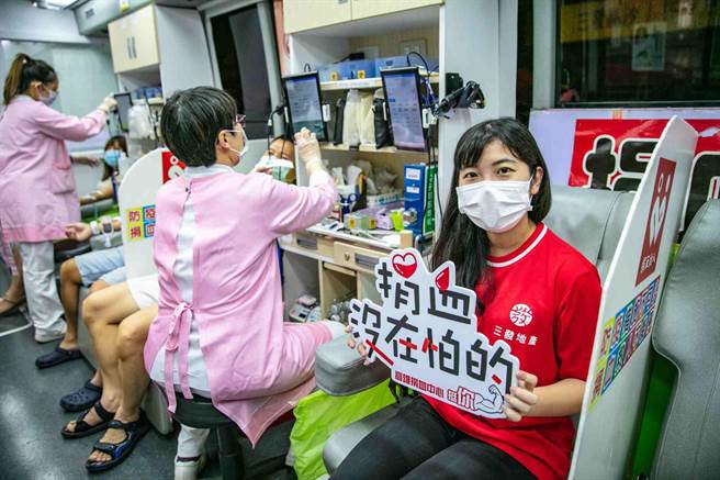 高雄缺血荒有解，一家在地企业挽袖献热血。（柯宗纬翻摄）