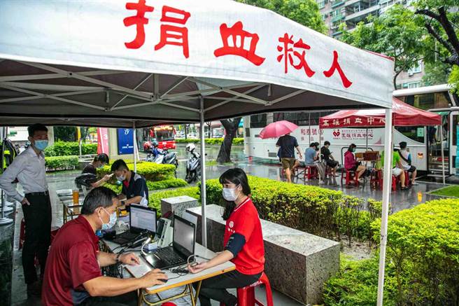 高雄缺血荒有解，一家在地企业挽袖献热血。（柯宗纬翻摄）