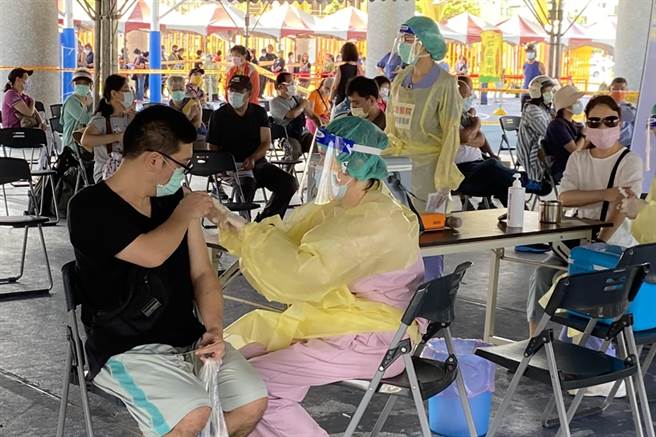 新竹縣第4輪施打疫苗情形良好，2天有近萬人完成接種。（羅浚濱攝）