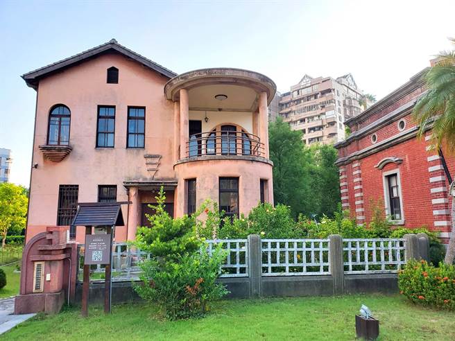 位于台中市北屯区的一德洋楼经修復完成，成为民眾拍照打卡、拍婚纱照的好去处，市府为活化，已委外将採艺文、餐饮复合式经营。（文化局提供／林欣仪台中传真）