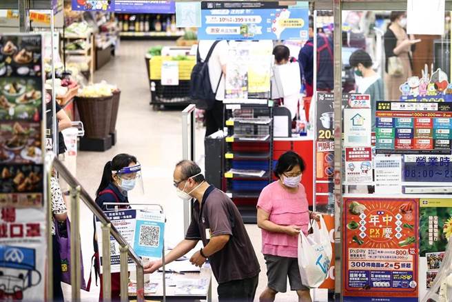 新冠病毒一再演变，医师吴昭宽表示，嘴破及舌头破也是染疫病症之一。图为新冠肺炎疫情，民眾的生活。（图／示意图，报系资料照）