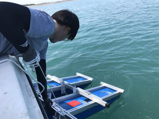 ▲ 为清理微形塑胶，点点塑环保科技股份有限公司指出，于竹围渔港将以无人船搭载无耗材微塑胶过滤器、垃圾搜集网并透过每月1次港区绕行收集的方式清理微塑胶。（业者提供／萧灵玺桃园传真）