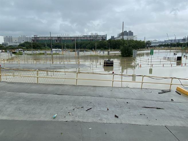 台南树谷园区台积电18厂工务所停车场淹水。(读者提供／刘秀芬台南传真)