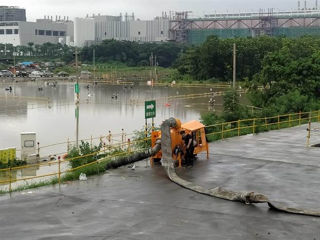 台南树谷园区台积电18厂工务所停车场淹水。(读者提供／刘秀芬台南传真)