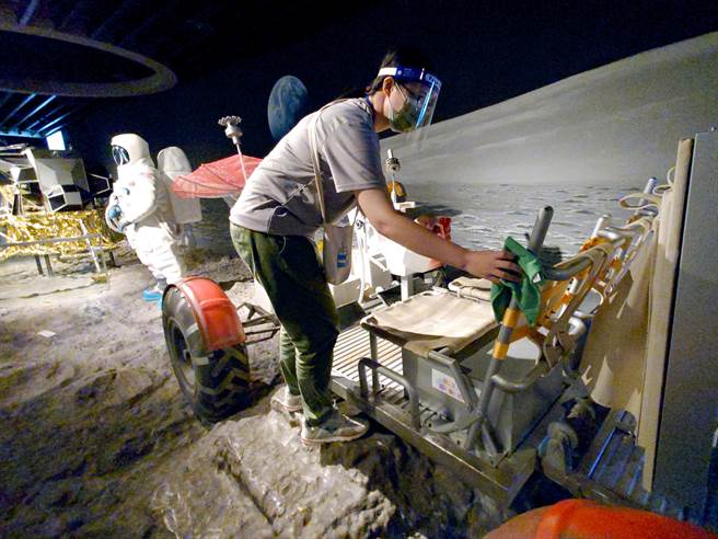 工作人员随时消毒设施，做好防疫，让民眾玩得安心。（黄世麒摄）