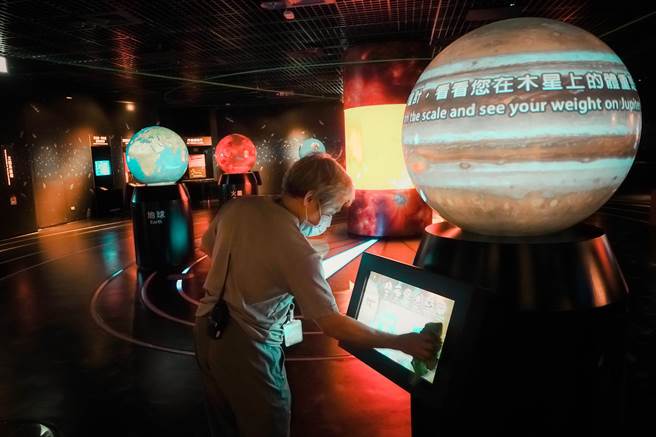 工作人员随时消毒设施，做好防疫，让民眾玩得安心。（黄世麒摄）