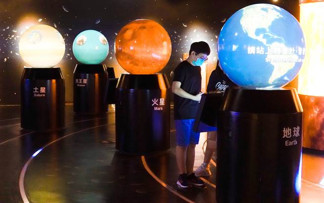 民眾1日前往北市天文馆参观。（黄世麒摄）