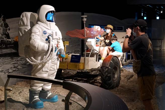 民眾1日前往北市天文馆参观。（黄世麒摄）