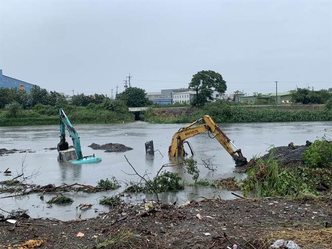 东螺溪暴涨，二林埔盐段河床陆地被冲摔，两部停驶在岸边怪手瞬间暴涨的溪水给淹覆。（民眾提供／吴敏菁彰化传真）