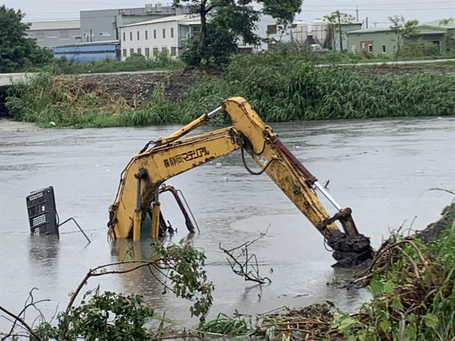 东螺溪暴涨，二林埔盐段河床陆地被冲摔，两部停驶在岸边怪手瞬间暴涨的溪水给淹覆。（民眾提供／吴敏菁彰化传真）