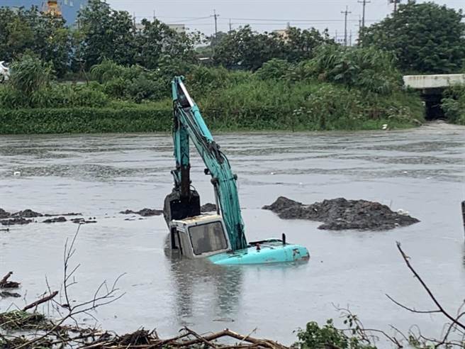 东螺溪暴涨，二林埔盐段河床陆地被冲摔，两部停驶在岸边怪手瞬间暴涨的溪水给淹覆。（民眾提供／吴敏菁彰化传真）