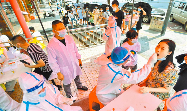 大陸近日疫情反彈，擴及多省。圖為7月31日湖南長沙中風險區展開全員核酸檢測。（新華社）