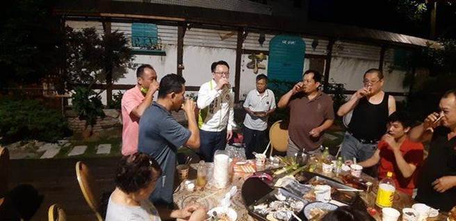 ptt乡民爆料绿委庄竞程违反防疫规定脱口罩敬酒 (翻摄ptt)