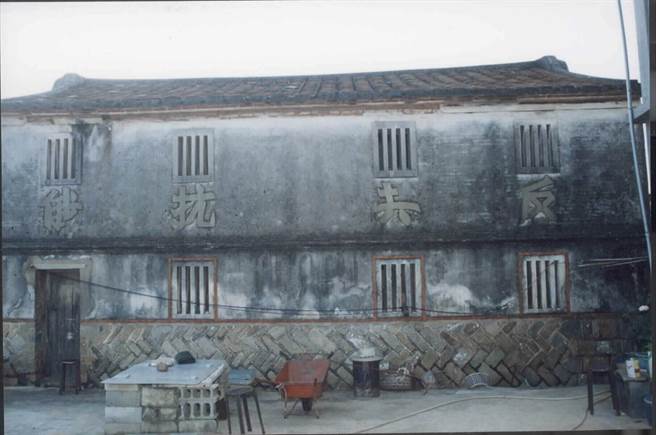 「动员戡乱时期」的反共，与现在政客们成天喊的反共，定义早已不同。图/「反共抗俄」标语在金门已十分少见。（李金生摄）