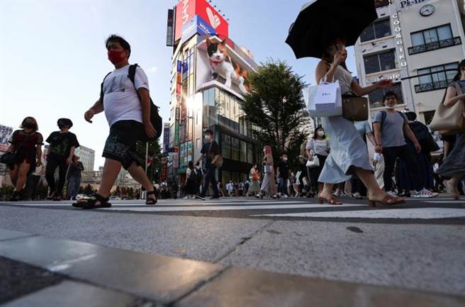 東京都已連續5天單日新增逾3000例，重症患者時隔近半年再度逾百人。圖為東京街頭。（圖／路透社）