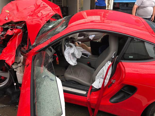 红色超跑因不明原因撞击路旁车辆，车头严重毁损，可见当时撞击力道之大。(屏县消防局提供)