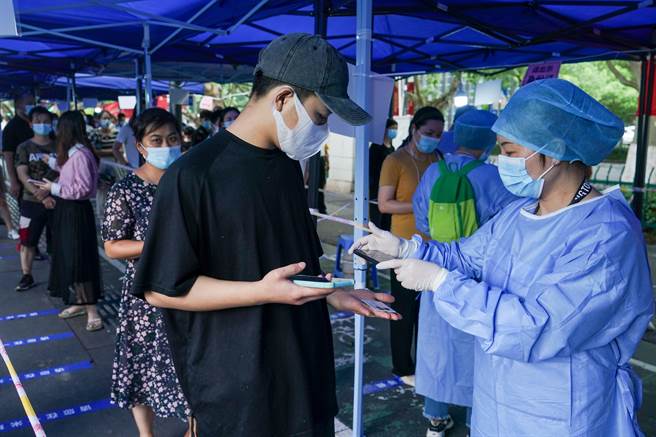 南京开展第3轮全员核酸检测，检测范围为全市范围内全部居民，含暂住人员。（图／新华社）