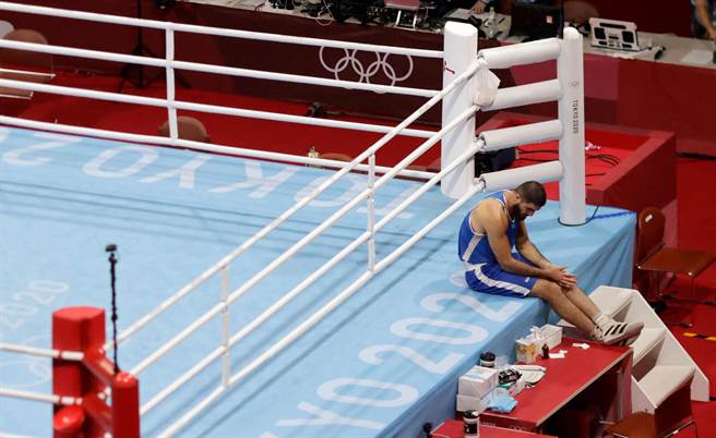 他坐在場邊抗議長達1小時(路透社)