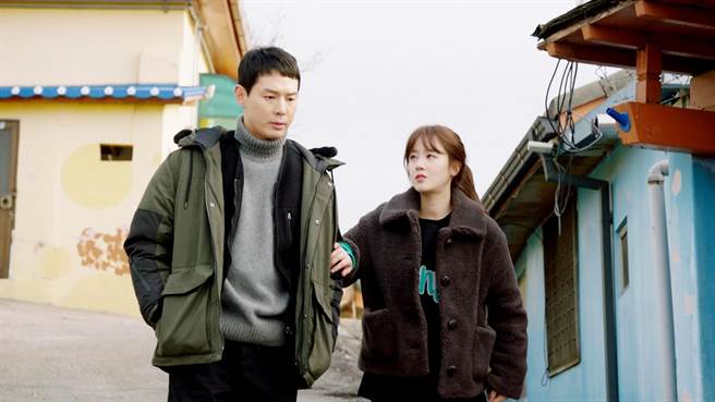 李善镐与申高恩在剧中交往遭家人反对。（东森提供）