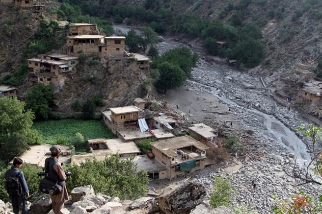 阿富汗東部努里斯坦省的嚴重洪水與土石流，造成嚴重災情。(圖/美聯社)