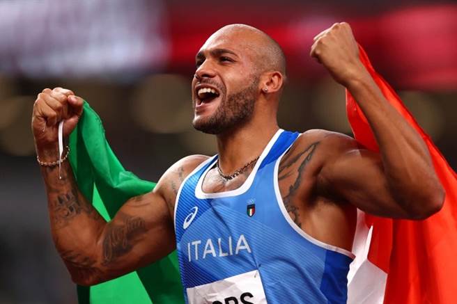 雅各布一舉跑出百公尺徑賽金牌，興奮地拿著義大利國旗歡呼。(圖/路透社)