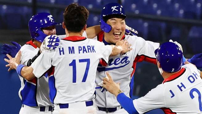 韓國隊在第9局上演逆轉秀，終場以4比3逆轉多明尼加。（路透）