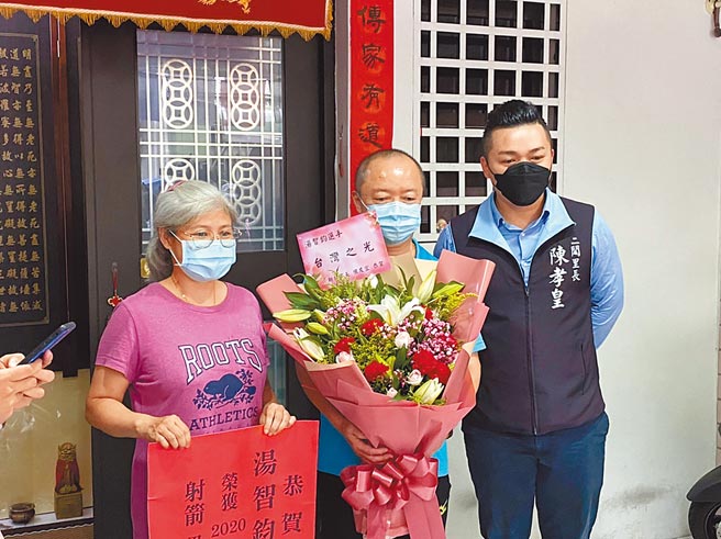 新北市政府送花给汤智钧爸妈。（新北市体育处提供／陈慰慈新北传真）
