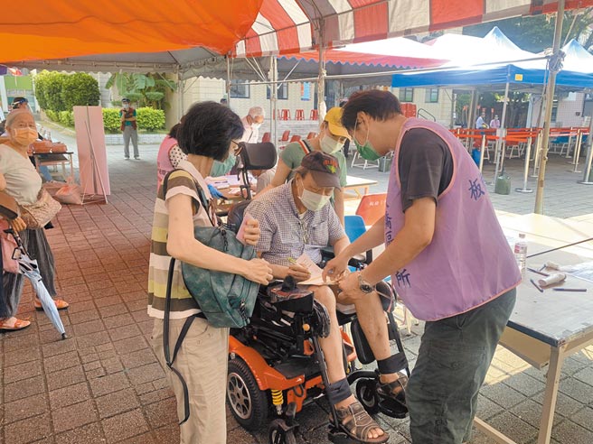 板橋區公所澄清幫65歲以上長者接種疫苗，本就採雙軌制，並無違反規定。（板橋區提供／陳慰慈新北傳真）