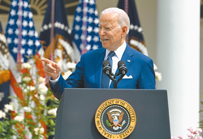 美国联邦眾议院监督改革委员会7月30日表示，美国前总统川普去年12月在其任期的最后几天，与司法部高层通电话，试图施压司法部推翻2020年美国总统大选结果。此外，司法部同意，川普的报税纪录应交给国会调查使用。图为2020年美国总统大选获胜的现任美国总统拜登。（中新社）