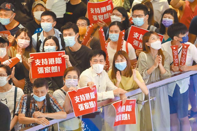 圖為大批香港市民7月26日在觀塘一商場收看直播，為東京奧運會男子花劍選手張家朗加油打氣。（中新社）