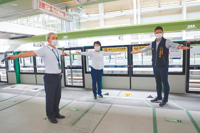 台中市长卢秀燕（中）视察台中捷运绿线防疫措施，与交通局长叶昭甫（右）、中捷公司董事长林志盈（左）等人实际测量候车距离的规画。（林欣仪摄）