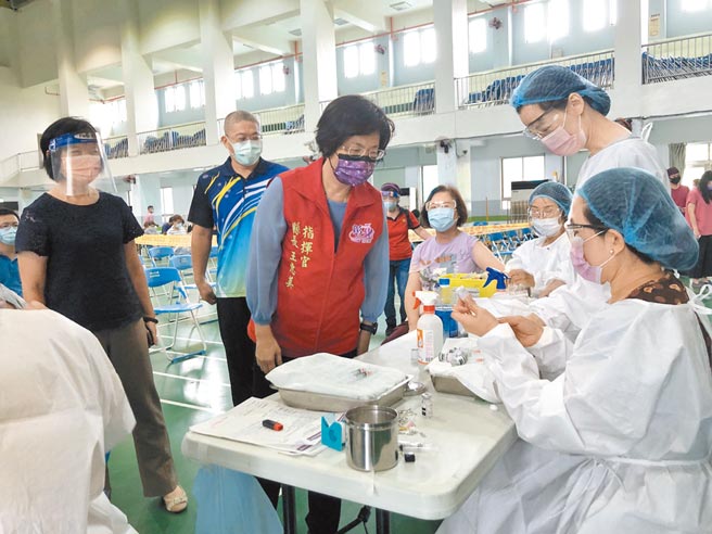 彰化县第四轮预约疫苗开打首日，彰化县长王惠美（中）到大型接种站关心施打情形。（谢琼云摄）