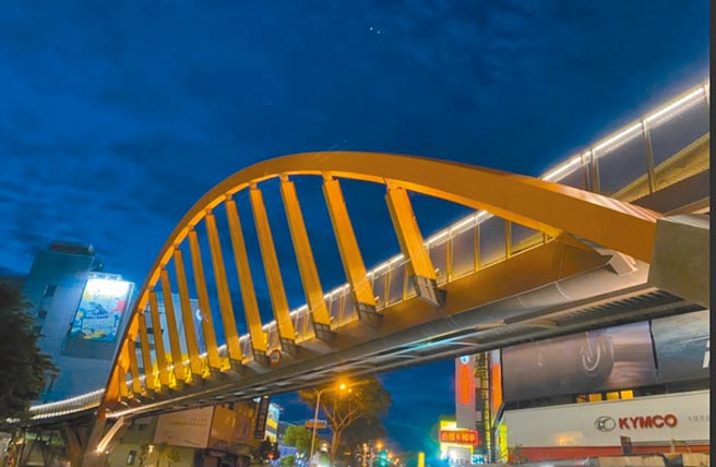 台中市「潭心鐵馬空橋」以奔跑時跳躍曲線造型呈現自行車行進時的線性速度感。（台中市政府提供／張妍溱台中傳真）