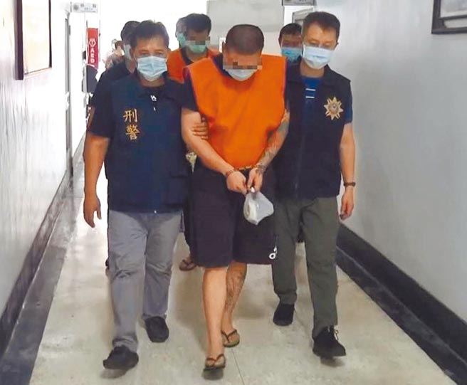 22歲李姓男子（中）籌組青少年勢力，金援竟是編造各種藉口，半年花了阿嬤150萬元，警方日前兵分多路瓦解該青少年勢力，依毒品、組織犯罪等送辦。（翻攝照片／劉宥廷高雄傳真）