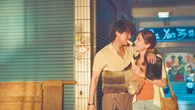 《當男人戀愛時》昨釋出邱澤（左）、許瑋甯市場約會漏網片段。（金盞花大影業提供）