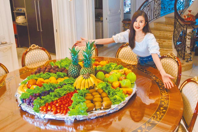 田心蕾採购了大批蔬果回家，亲自下厨帮爸爸补充营养。（瑞田音乐提供）