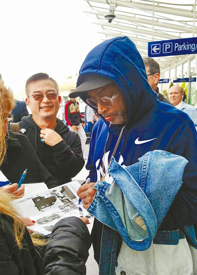 姚經玉（左）出席影展，巧遇名導史派克李，難掩興奮。（海鵬影業提供）