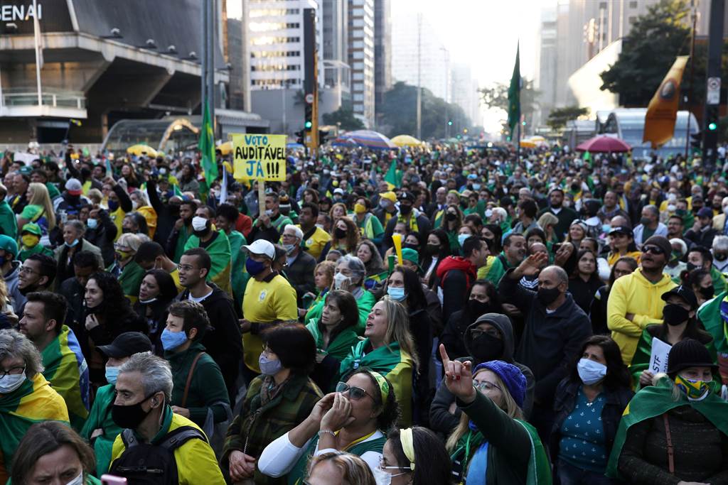 巴西多城数千人示威 力挺右翼总统要求纸本投票。图／路透社(photo:ChinaTimes)