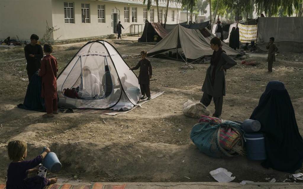 流离失所的阿富汗难民。图/美联社(photo:ChinaTimes)