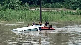 台南診所交通車遭沖河中滅頂 駕駛3人被救出喊：快嚇死