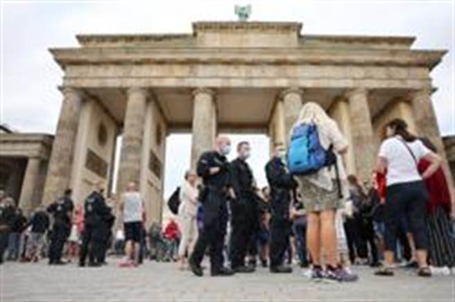 德國民眾不滿防疫禁令上街頭，圖為布蘭登堡大門（Brandenburg Gate）抗議的群眾。(路透社)