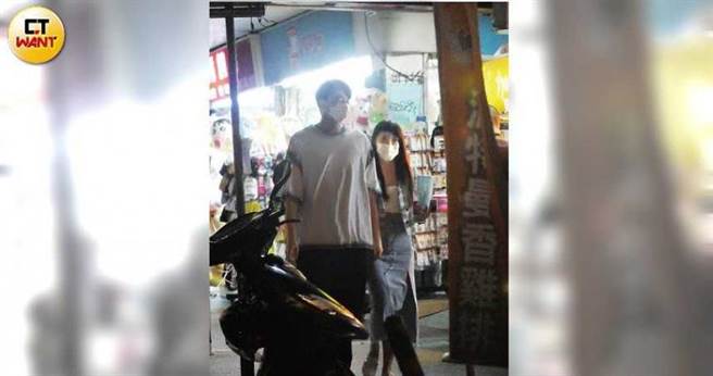 微解封第二天，小優與男友到西門町放風，一路有說有笑，中途一度將口罩拉到下巴處。（圖／本刊攝影組）