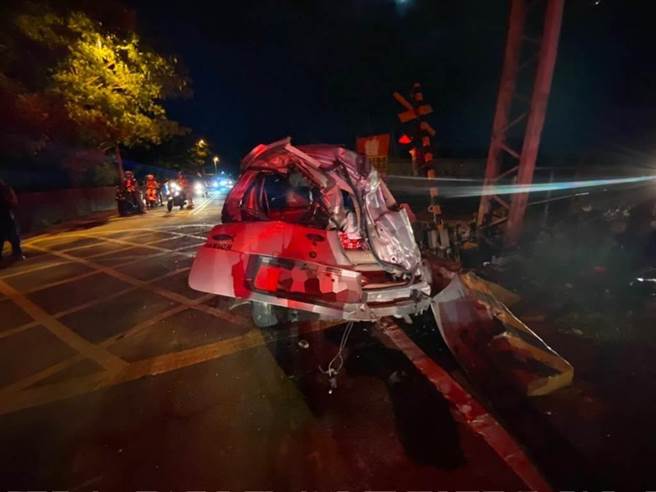 自小客车去年5月间闯越大寮路平交道，被3257次区间车擦撞，遭台铁求偿903万元，因肇事驾驶未出庭抗辩，法院判决「全赔」。（中时资料照）