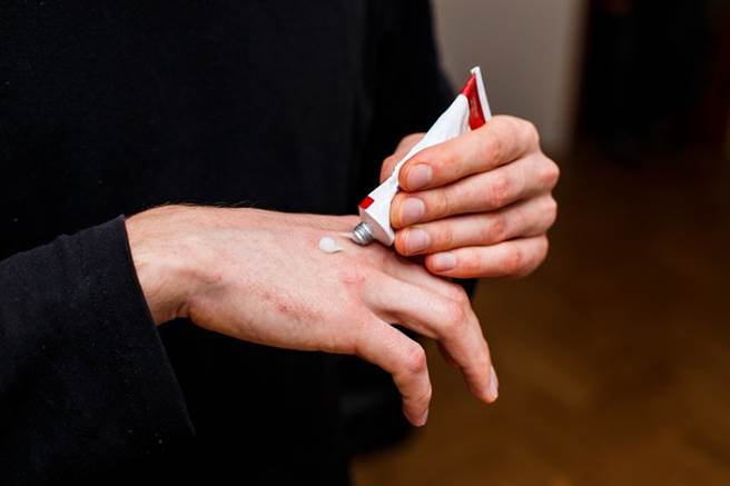 预防湿疹发作，肌肤要随时保养，皮肤乾时可适时补充乳液。(示意图/常春月刊)